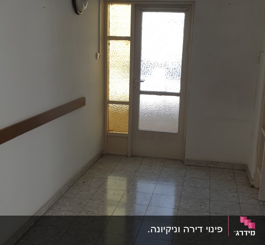 דלי עם מטאטא ומגב במסדרון ריק